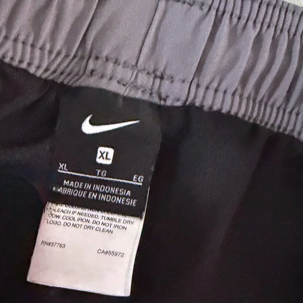 Nike Men’s Swim Trunks Black White Gray Stripe Drawstring XL Summer Beach Shorts